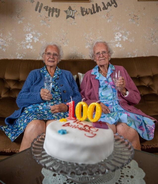 Cặp song sinh già nhất nước Anh tròn 100 tuổi